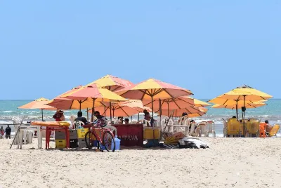 Procon Aracaju faz fiscalização na praia de Atalaia para coibir cobranças abusivas de comerciantes
