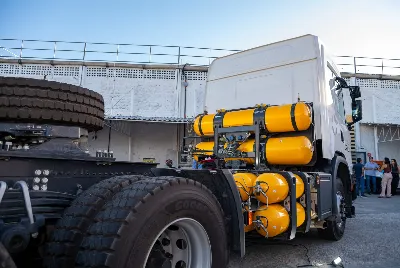 Sedetec e Sergas apresenta caminhão movido a gás natural como alternativa ao diesel