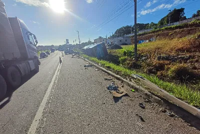 Ônibus com estudantes de Lagarto tomba na BR-101 em São Cristóvão