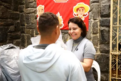 Prefeita Emília Corrêa visita abrigos municipais e entrega kits doados pela Receita Federal