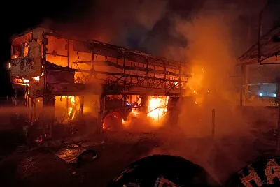 Ônibus interestadual pega fogo e fica destruído na BR-101 em Socorro