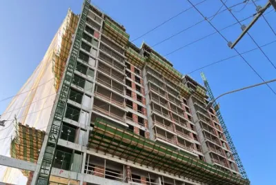 Dois trabalhadores ficam feridos após elevador de obra despencar na Zona Sul de Aracaju