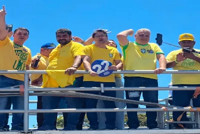Apesar de não ter sido convidado, Coronel Rocha participa de ato com Flávio Bolsonaro em trio elétrico em Aracaju