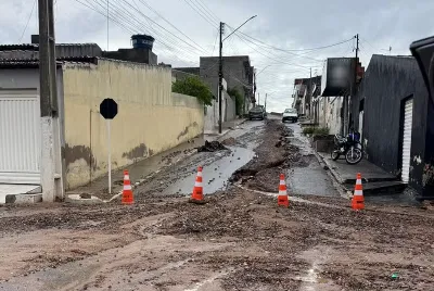 Chuva forte causa alagamentos e deixa família desalojada em Canindé de São Francisco