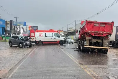 Acidente entre carro e caçamba deixa três feridos na SE-270 em Lagarto