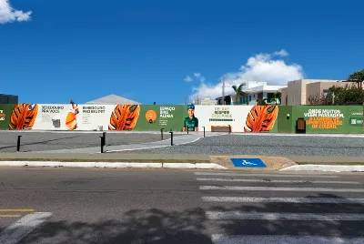 Tapume de obra na Aruana é transformado em ponto de serviços e apoio à comunidade