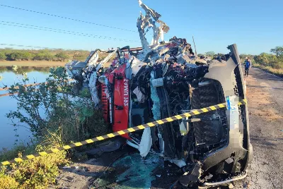 Duas pessoas morrem em acidente entre ambulância do Samu e caminhão em Poço Redondo
