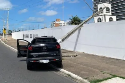 Motorista de 72 anos sofre mal súbito, perde o controle da direção e bate em poste em Aracaju