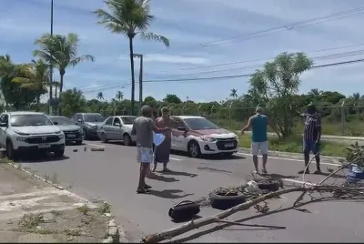 Sem água, moradores do bairro Aruana bloqueiam Avenida Melício Machado em Aracaju