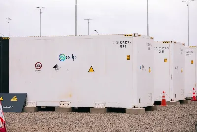 Sistema de armazenamento de energia traz segurança e eficiência energética para empresas que possuem geração própria de energia