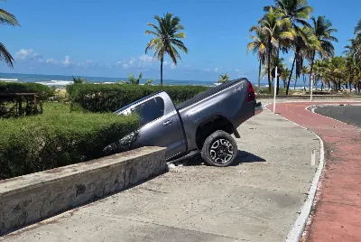 Motorista perde controle do veículo e colide contra mureta de bar no Mosqueiro