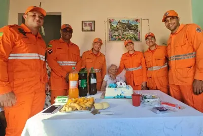 Idosa fã dos Bombeiros comemora 104 anos com visita de militares em Aracaju