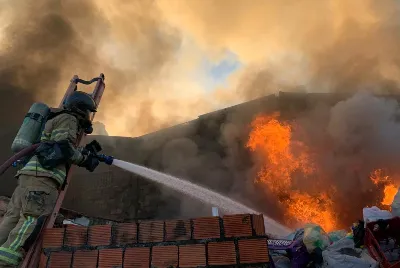 Incêndio de grandes proporções atinge galpão de reciclagem no Bairro América