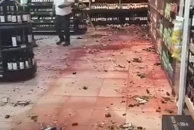 Mulher quebra garrafas de bebidas em supermercado de Socorro