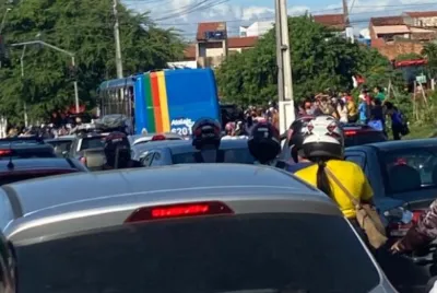 Motorista é esfaqueado dentro de ônibus durante tentativa de assalto