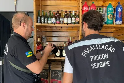 Procon/SE leva informações a consumidores com distribuição do adesivo de peito ‘Bebida segura tem origem’