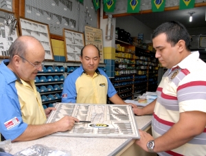 De pai para filhos produzindo parafusos