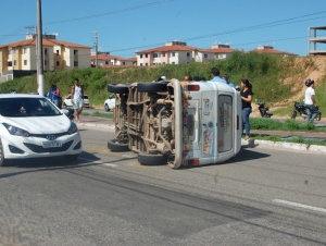 Kombi capota na Av. Marechal Rondon em São Cristóvão