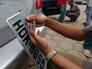 Comércio ilegal de placas ocorre na porta do Detran