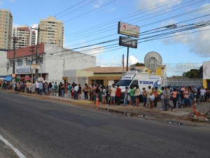 Cidadãos madrugam para tirar Carteira de Identidade