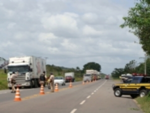 Moradores interditam ponte na BR 101 entre SE e AL