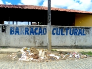 Estância: Abandonado, Barracão Cultural do bairro São José acumula lixo