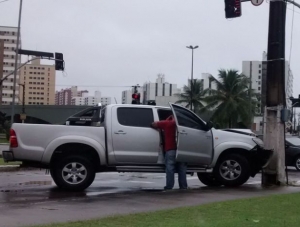 Veículo colide em poste e deixa trânsito lento na Zona Sul de Aracaju