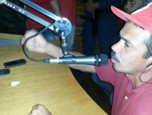 INTEGRANTES DO MST INVADEM EMISSORA DE RÁDIO, RETIRAM LOCUTOR E ASSUMEM ESTÚDIO