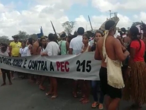 Indígenas cantam e dançam em bloqueio de rodovia contra a PEC 215