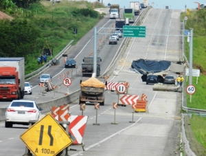 BR 101: DNIT não tem data para recuperação do asfalto que cedeu no km94