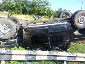 Viatura do GTA evita acidente com caminhão, mas capota na rodovia