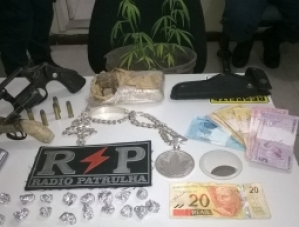 Radiopatrulha apreende duas armas de fogo e maconha