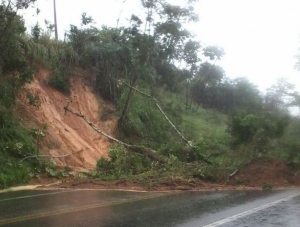 Deslizamento de barranco interdita trecho da BR-101 em Sergipe