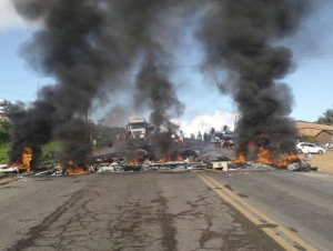 Manifestantes bloqueiam Km 69 da BR 101 em Sergipe