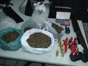 Agentes do Denarc flagram ex-presidiário com arma e mais de 2 kg de maconha