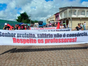 Professores da rede municipal fazem ato de protesto no Treze