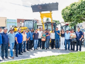 Vereadores de Umbaúba prestigiam entrega de máquinas