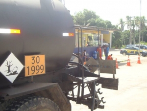 Carga destinada a consumo humano transportada em caminhão-tanque é apreendida pela PRF