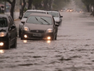 Valadares Filho critica falta de prevenção aos efeitos das chuvas em Aracaju