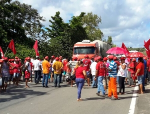 Manifestação do MST bloqueia BRs em Sergipe