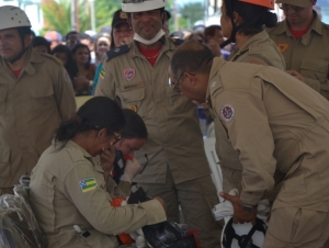 Após resgate, equipes se emocionam e choram