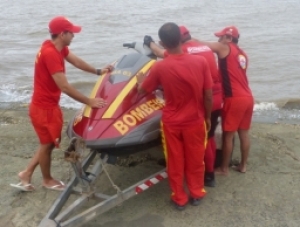 Bombeiros continuam as buscas por vítimas de naufrágio