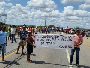 Manifestantes desbloqueiam ponte entre SE e AL