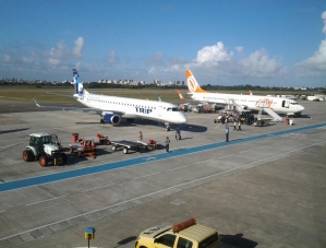 Chuva causa transtorno e voos não pousam no aeroporto