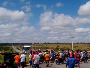 População de Poço Redondo realiza manifestação e intercepta ônibus da Polícia Militar