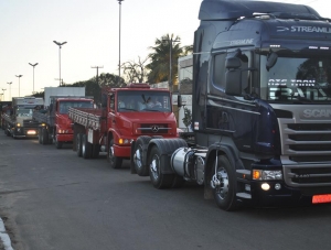 Carreata reúne milhares de caminhões pelas ruas de Itabaiana