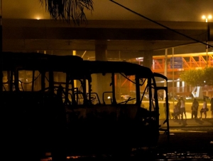 Incêndio atinge seis ônibus e parte de posto de gasolina