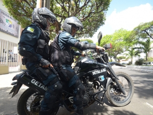 Getam prende dois foragidos da 5ª DM armados dentro de um táxi em Aracaju