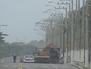 Veículo de passeio colide em poste na Sarney