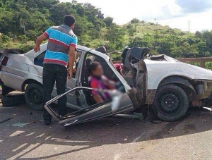 Três pessoas morrem após colisão entre caminhão e veículos de passeio